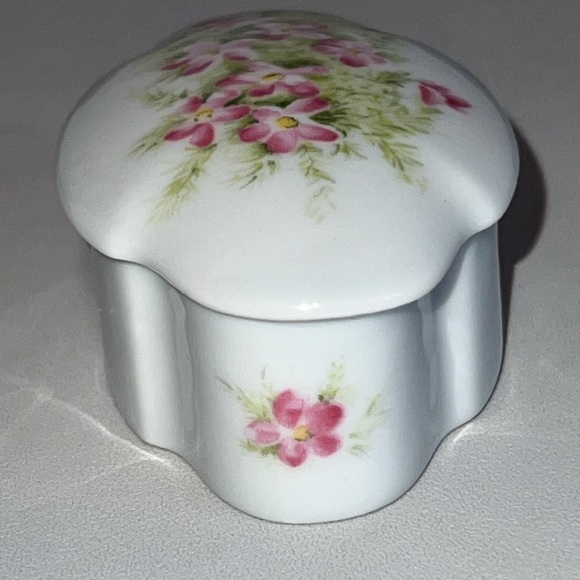 Limoges Vintage France Porcelain Trinket Box Hand Painted Floral Decorations - Picture 4 of 11